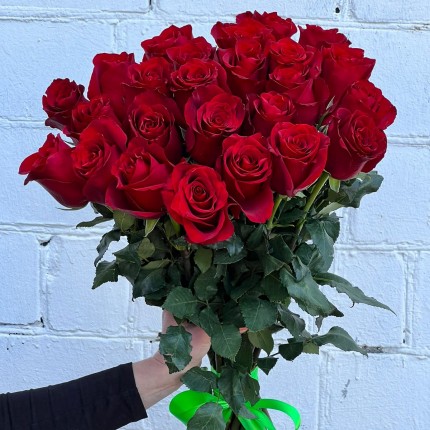 Букет из красных роз  с доставкой по городу  в Астрахани